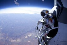 En esta foto del 15 de marzo del 2012, suministrada por Red Bull Stratos, Felix Baumgartner se parepara para lanzarse el 8 de octubre del 2012 sobre Nuevo México. Ahora intentará la mayor caída libre de la historia, desde la mayor altura, con la intención de ser el primer paracaidista en romper la barrera del sonido. (AP Foto/Red Bull Stratos, Jay Nemeth)